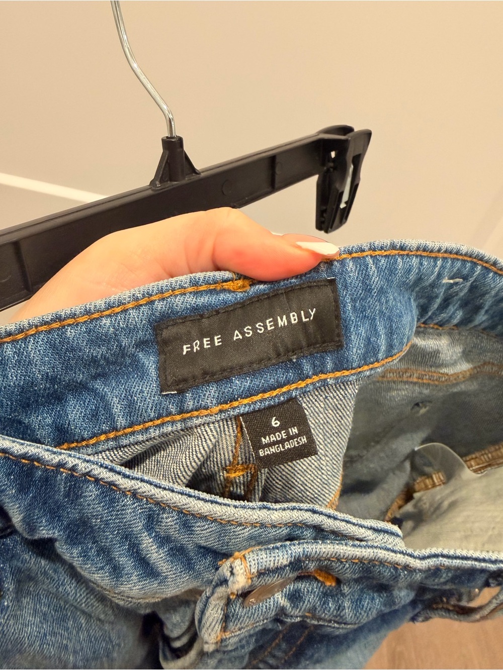 Relaxed Light Blue Women's Jeans — Classic Casual Style - Picture 3 of 3